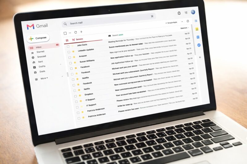 Laptop sa otvorenim email inboxom i listom pristiglih poruka