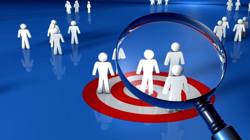 Ilustracija ciljanja publike pomoću lupe i označene grupe ljudi