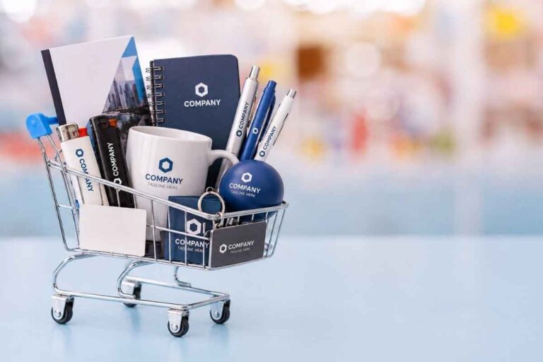 Brendirani reklamni proizvodi poput šolje, olovaka, rokovnika i privezaka u malim kolicima za promociju biznisa
